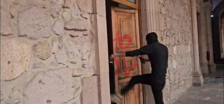 Destrozos en Palacio de Gobierno de Morelia tras marcha por asesinato de Manzo