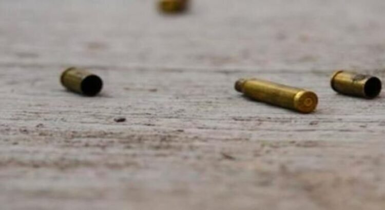 Muere una joven por bala perdida en Michoacán
