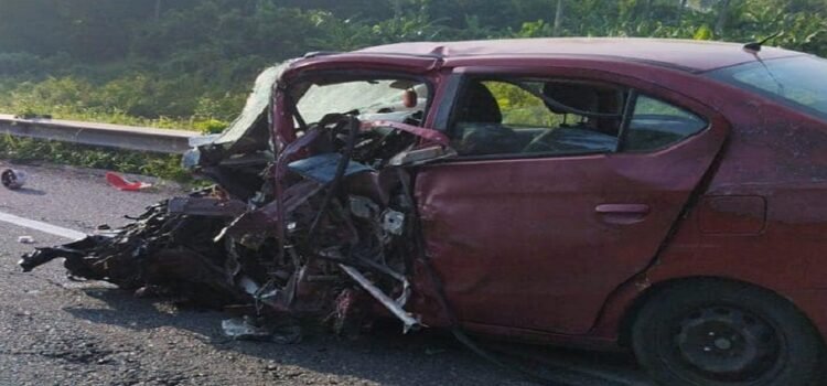 Pasajero sale disparado tras impactante choque en Michoacán