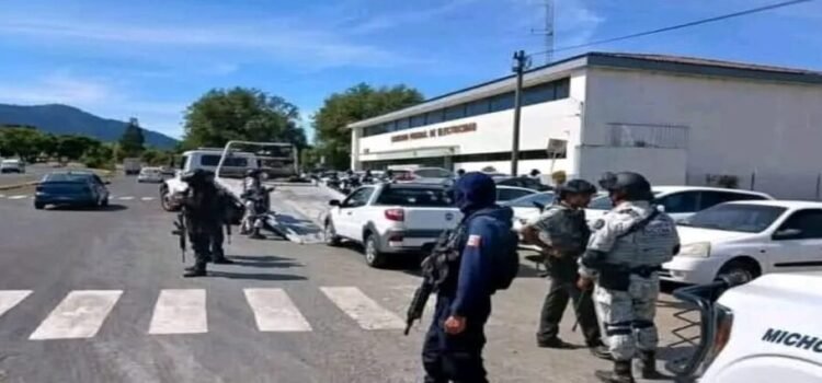Huyen policías municipales tras operativo de fuerzas federales en Ario
