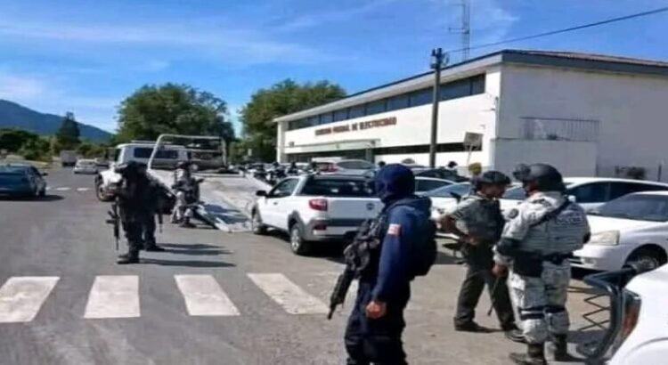 Huyen policías municipales tras operativo de fuerzas federales en Ario