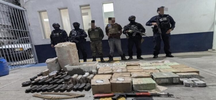 Detienen a 2 personas y aseguran más de un centenar de cartuchos en Michoacán