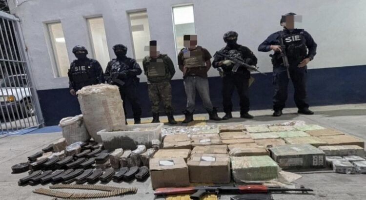 Detienen a 2 personas y aseguran más de un centenar de cartuchos en Michoacán