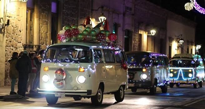 Regalarán juguetes y dulces en caravana navideña de autos clásicos en Morelia