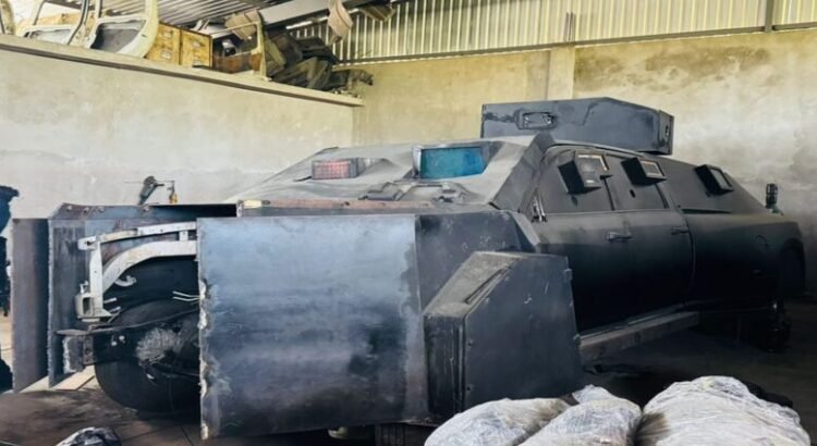 Aseguran presunta bodega para la fabricación de vehículos ‘monstruo’ en Michoacán Aseguran presunta bodega para la fabricación de vehículos ‘monstruo’ en Michoacán