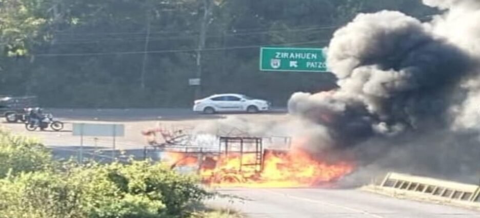Suman 21 bloqueos carreteros de Michoacán