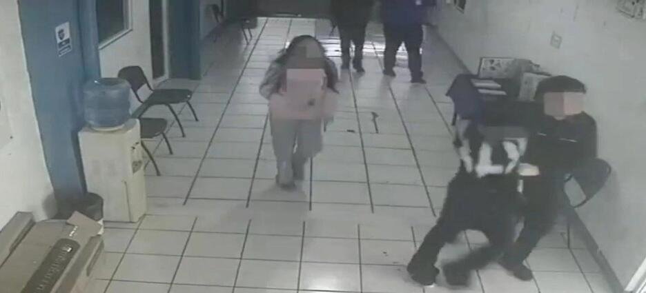 Estudiantes lograron someter a joven que asesinó a dos maestras en Michoacán