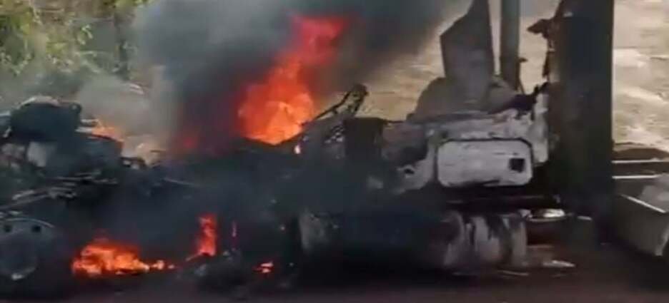 Grupos criminales incendian camión en Tierra Caliente tras lanzar amenazas