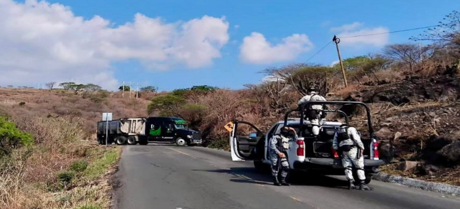 Violencia y bloqueos carreteros generan alarma en Cotija, Michoacán