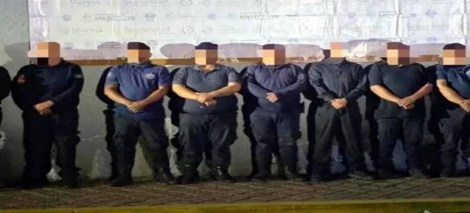 Detienen a ocho policías municipales en Michoacán por presuntos vínculos con grupo criminal