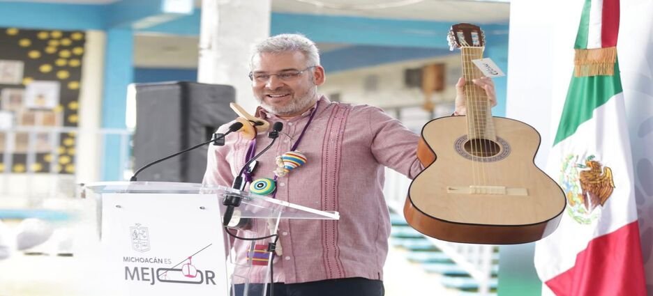 Michoacán destina 10 millones de pesos a la compra de 10 mil guitarras de Paracho