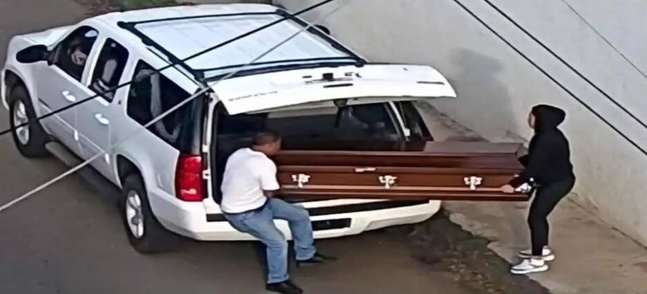 Abandonan ataúd con el cuerpo de un hombre en calles de Uruapan